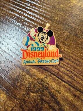 1999 Disneyland Annual Passholder Mickey Mouse Astronaut Space Suit Pin